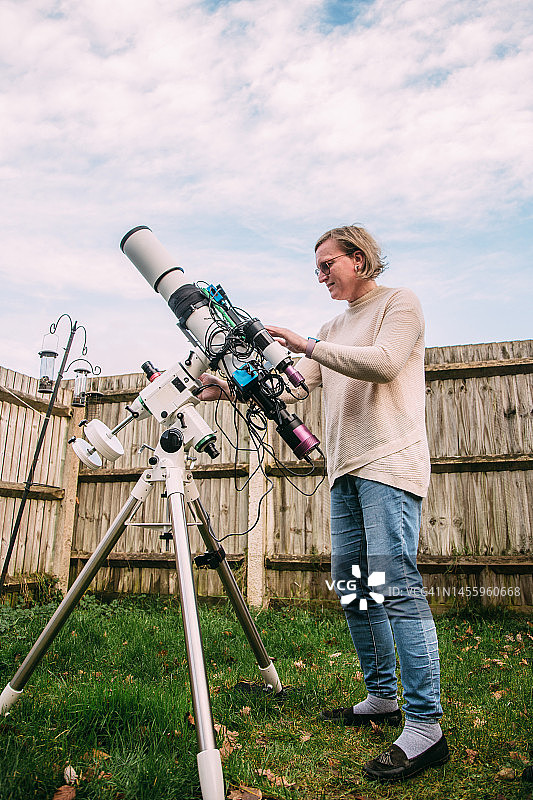 天文学摄影师设置望远镜图片素材