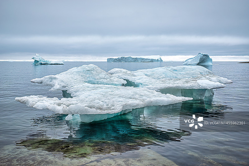 雾天北冰洋上漂浮的冰山图片素材