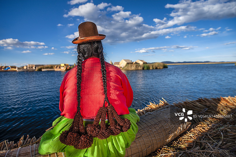 秘鲁妇女在的的喀喀湖乌鲁斯浮岛上看风景图片素材
