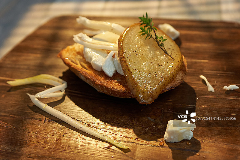 烤梨山羊奶酪吐司图片素材