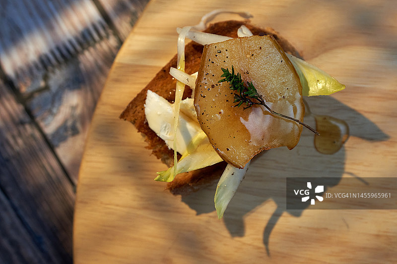 烤梨山羊奶酪吐司图片素材