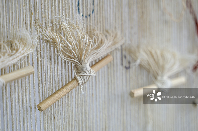 地毯织机上的羊毛纱线特写图片素材