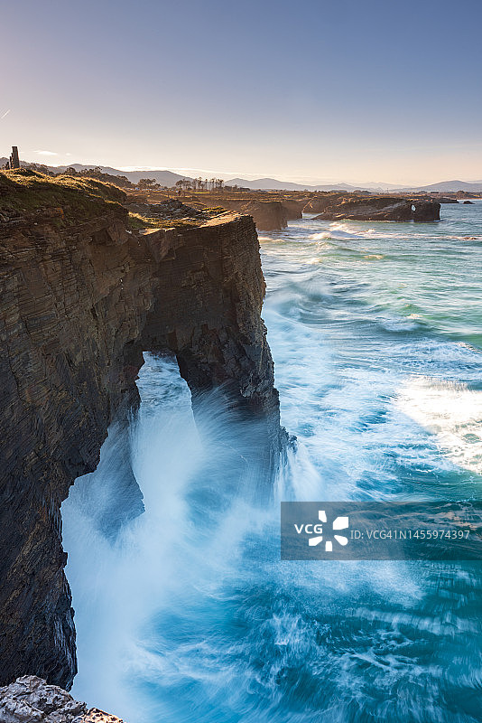 西班牙海岸线上的壮观悬崖图片素材