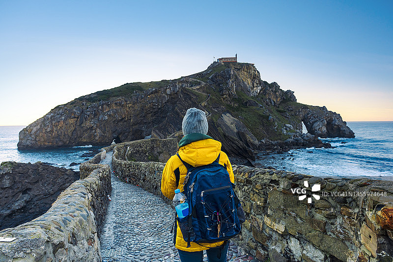 一位妇女在西班牙北部的加兹特鲁加特岛图片素材