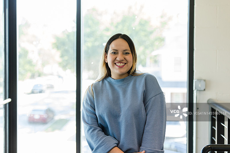 休闲着装的年轻老师对着镜头微笑图片素材