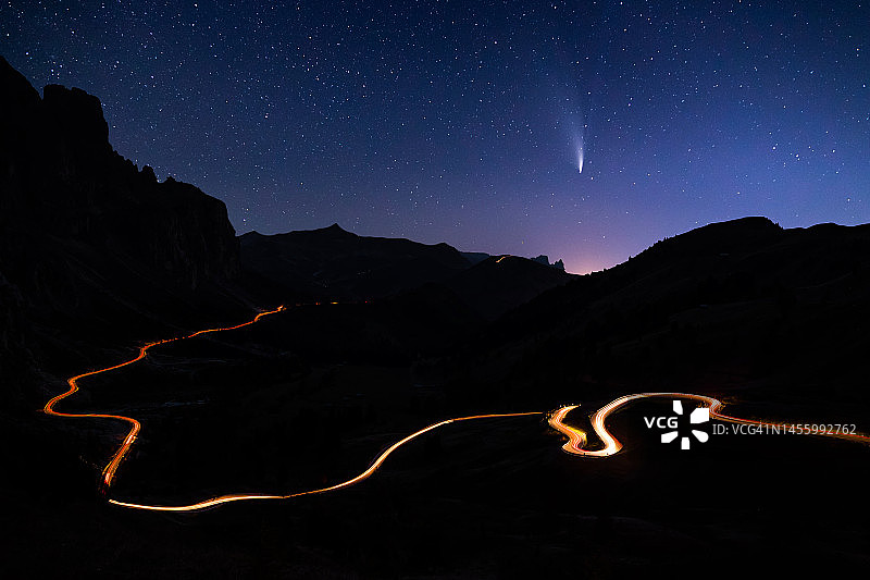 夜间山路上空的 C/2022 E3 (ZTF) 彗星图片素材