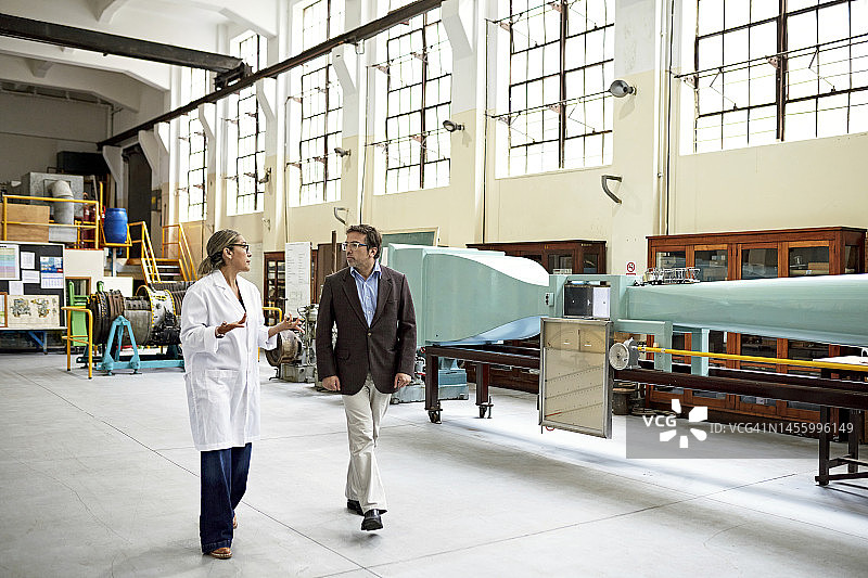 非传统工程专业的学生和大学教育工作者图片素材