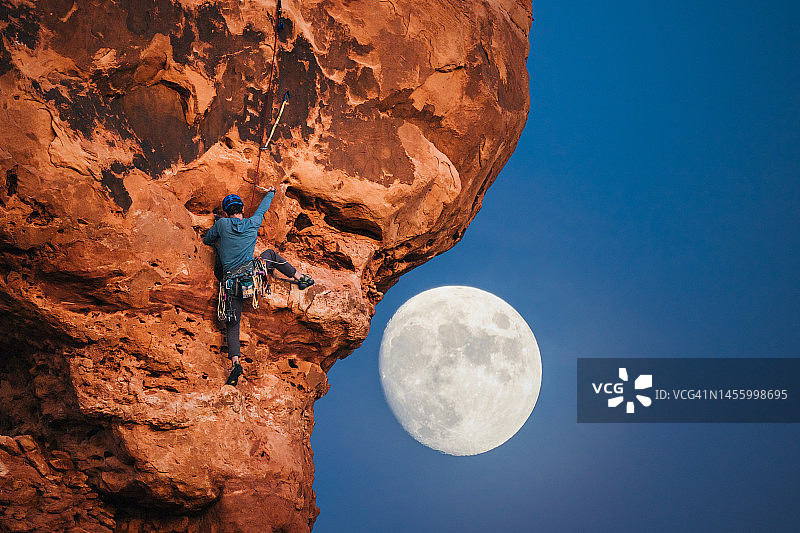 登山者攀登顶峰的最后一段图片素材