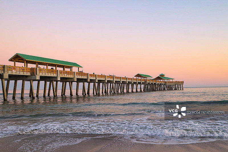 弗利海滩码头的金色时刻图片素材