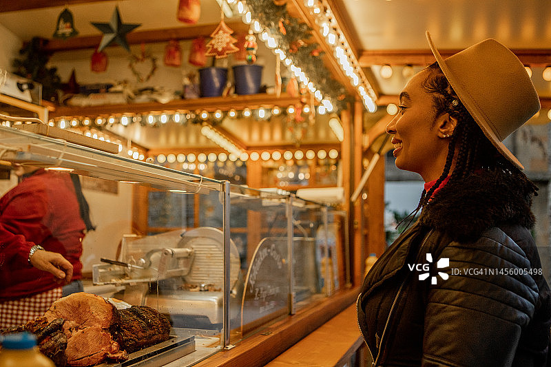 在德国圣诞市场上的混血女人图片素材