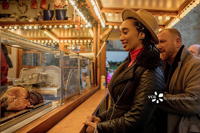 在德国圣诞市场上的混血夫妇图片素材