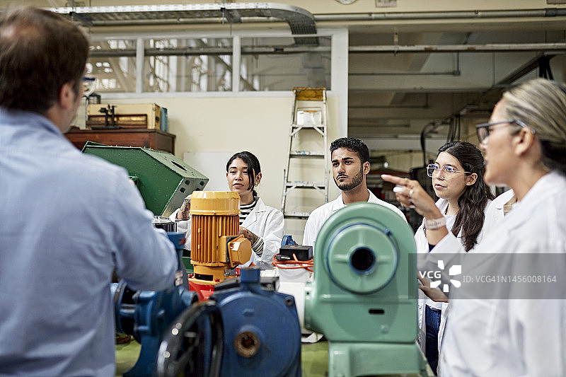 大学生学习工程实验室设备图片素材