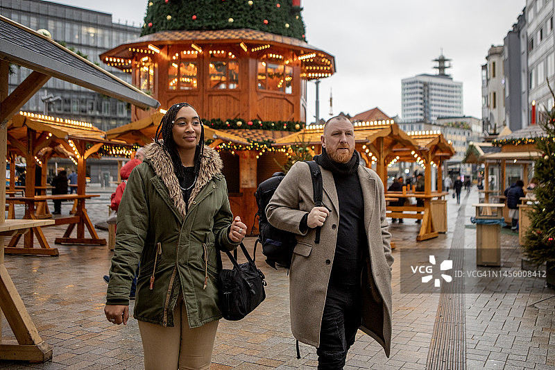 在德国圣诞市场上的混血夫妇图片素材