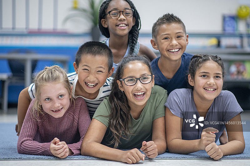 小学生集体照图片素材