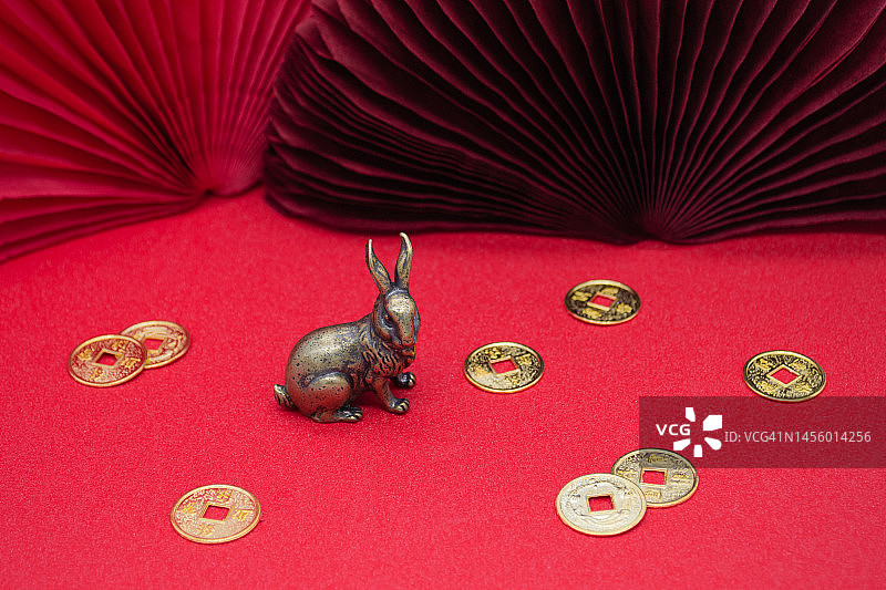 兔子造型的青铜雕塑与金币，象征2023中国新年图片素材