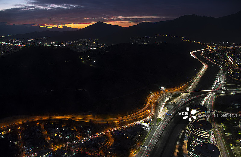 智利圣地亚哥夜间鸟瞰图图片素材