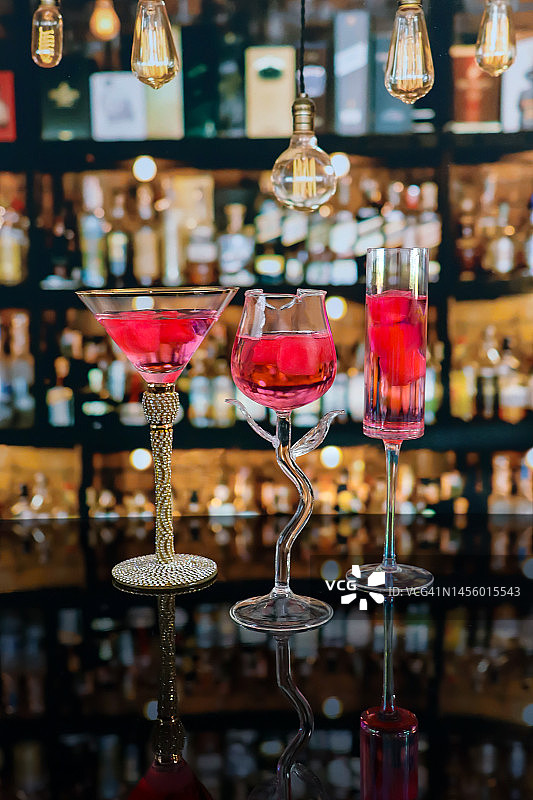 酒吧里的粉色鸡尾酒图片素材