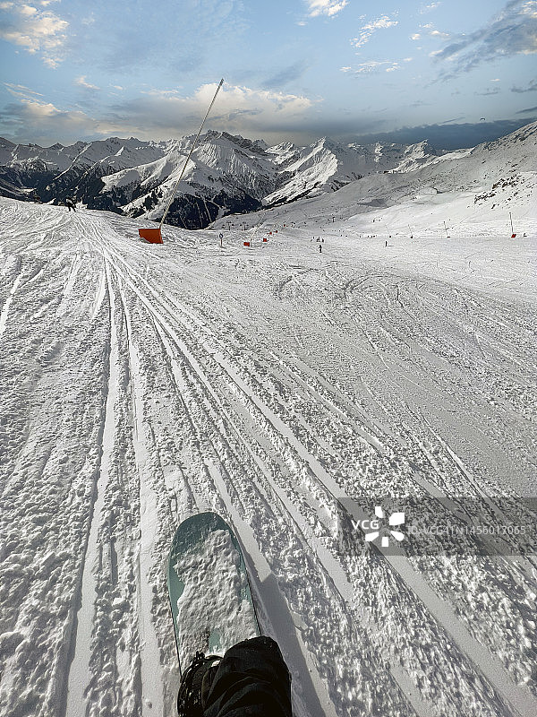滑雪者在狭窄雪道上的第一视角图片素材