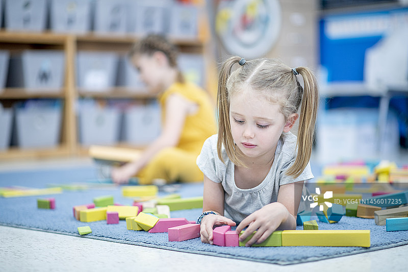 玩积木的小女孩图片素材