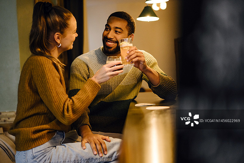 约会并在酒吧喝精酿啤酒的情侣图片素材