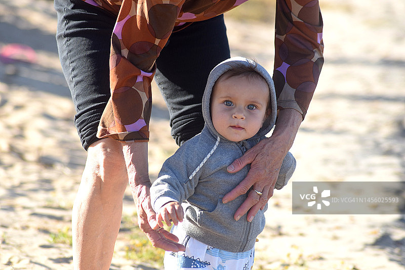 一家人在沙滩上玩耍图片素材