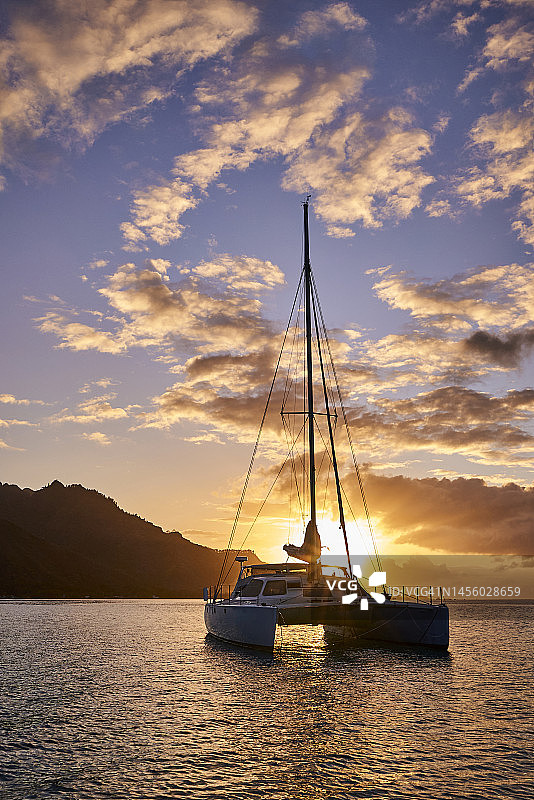 泻湖和双体船之上的日落图片素材