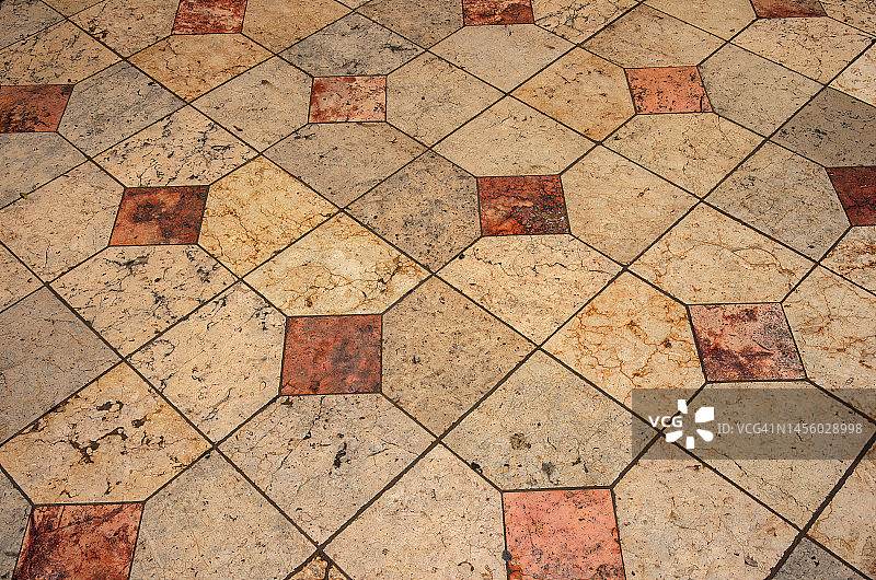 米色方形大理石地板砖，带橙色菱形嵌件图片素材