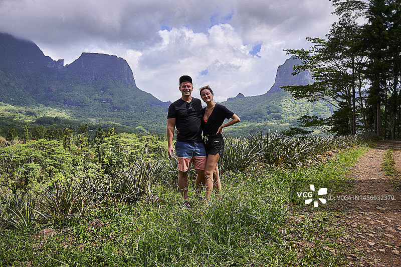 夫妇探索乡村环境图片素材
