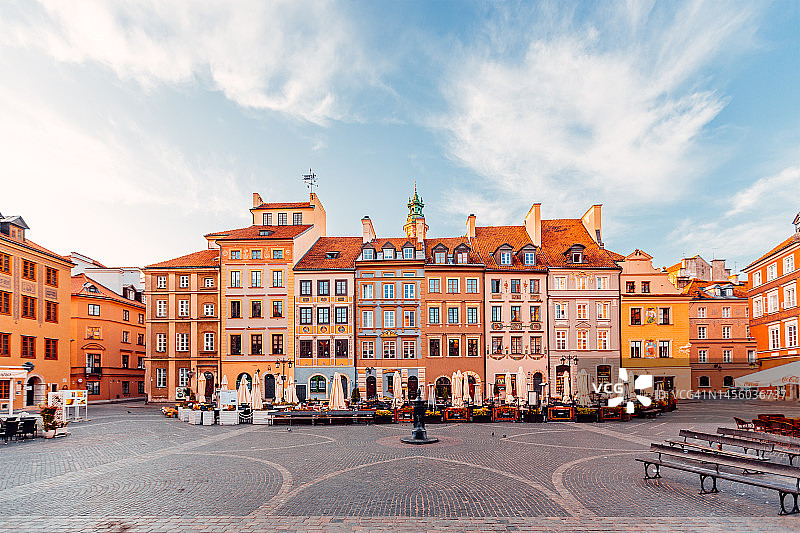 波兰华沙老城集市广场的彩色房屋图片素材