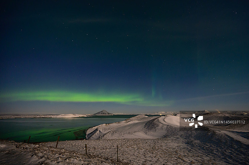 冰岛壮丽夜空中的北极光图片素材
