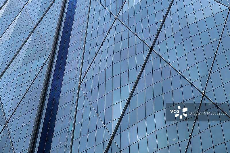 仰望现代办公大楼的窗户图片素材