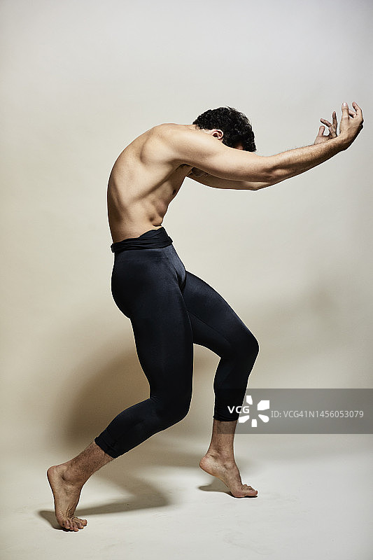 西班牙裔男芭蕾舞演员的棚拍肖像图片素材