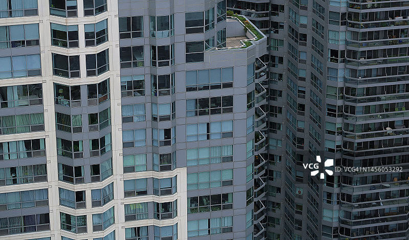 住宅楼上的窗户和阳台图片素材