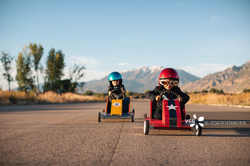 年轻商务赛车手图片素材