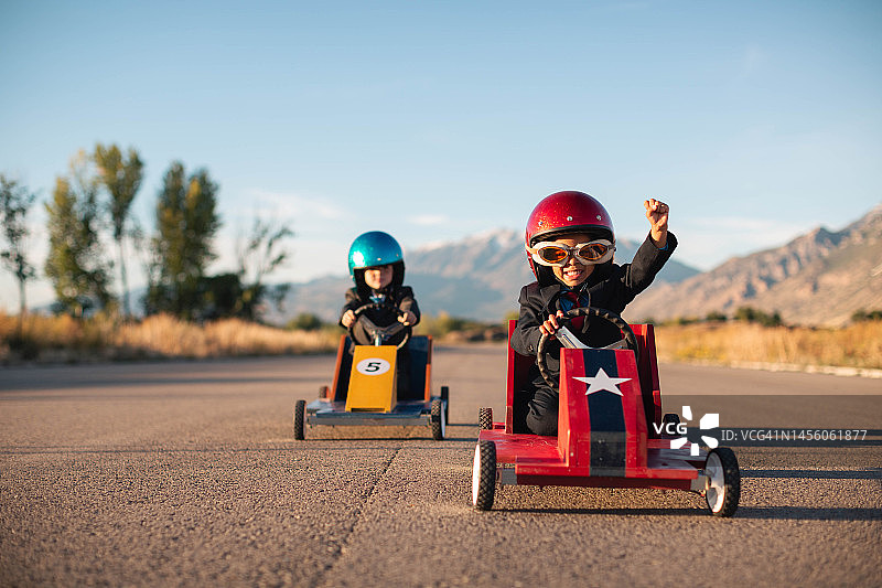 年轻商务赛车手图片素材
