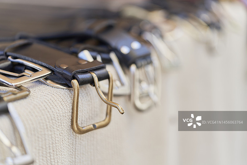 关注室内商店展品角落的皮带扣前景图片素材