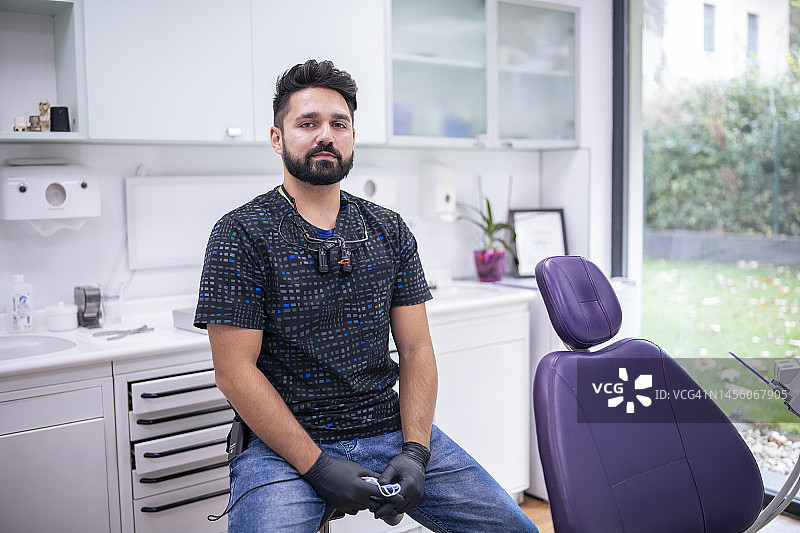 办公室里的牙医肖像图片素材