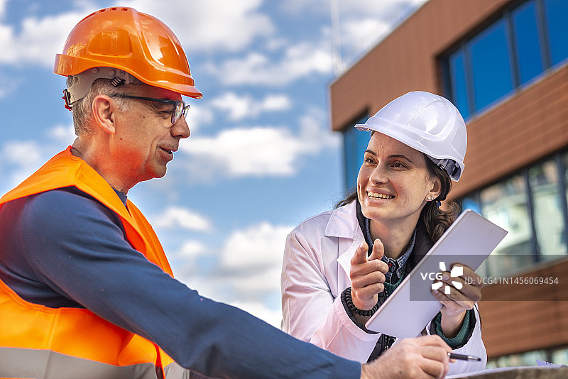 工程师和设计师讨论建筑工程的技术实施图片素材