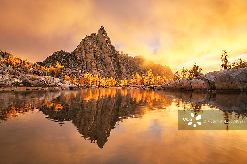 普鲁西克峰侏儒湖泊倒影图片素材