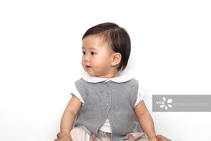 亚洲女孩坐在椅子上做鬼脸肖像图片素材