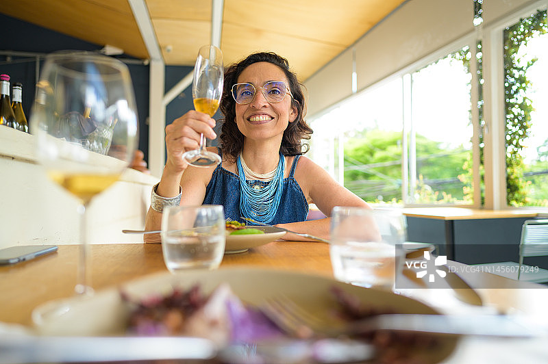 在酒店用餐的快乐女人图片素材