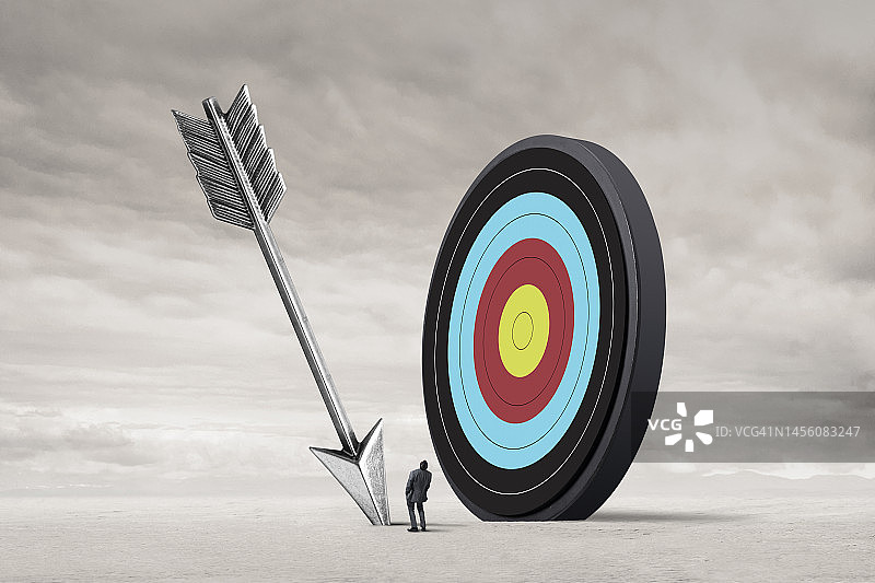 男子抬头看着脱靶的箭图片素材