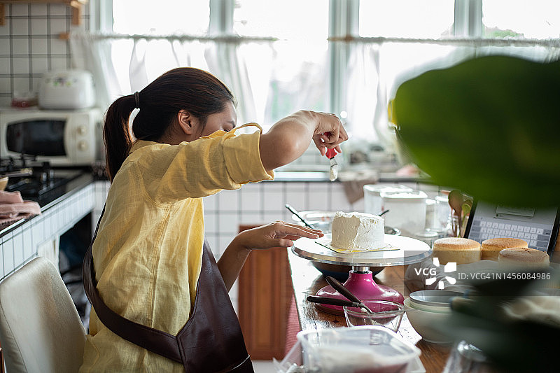 美丽的女性糕点师在家准备蛋糕图片素材