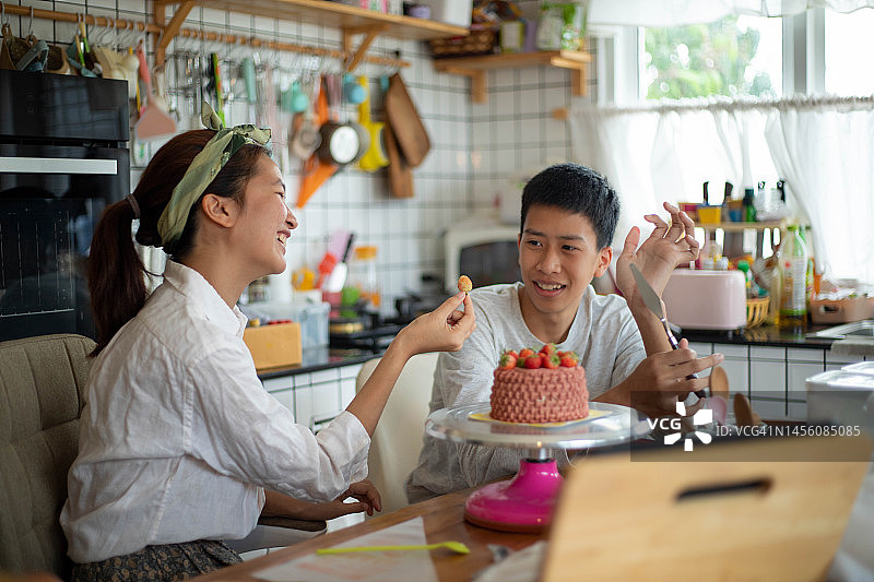 在厨房装饰甜点的少女和男友图片素材