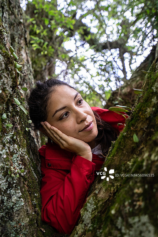森林里身穿红色夹克的年轻女人图片素材