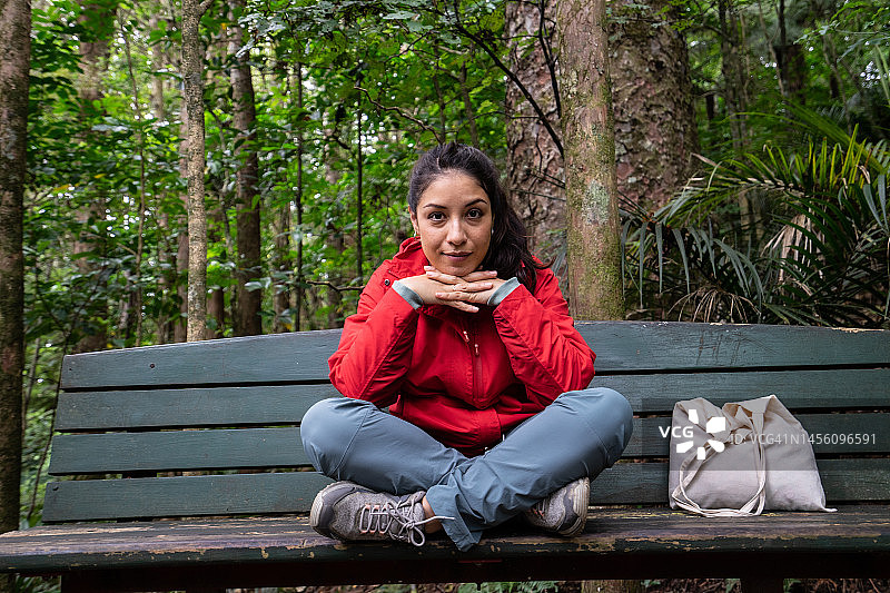 森林里身穿红色夹克的年轻女人图片素材