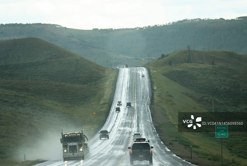 犹他州雨天高速公路交通，山丘背景图片素材