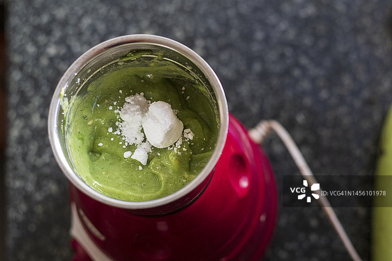 搅拌机里的绿色冰沙饮品图片素材