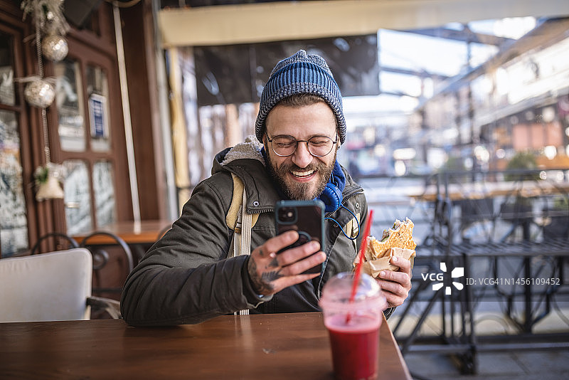 潮人男子户外使用手机图片素材