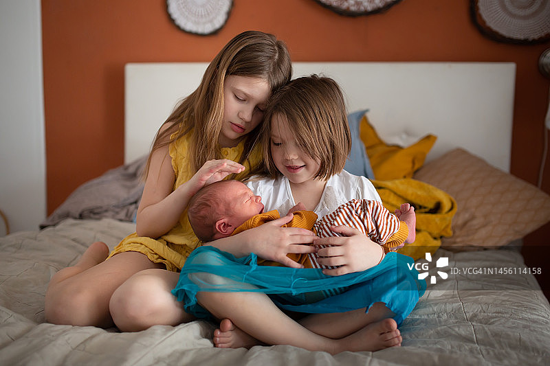 三个兄弟姐妹图片素材